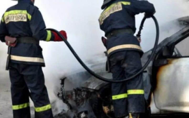 В Чишинау загорелся автомобиль во дворе жилого дома