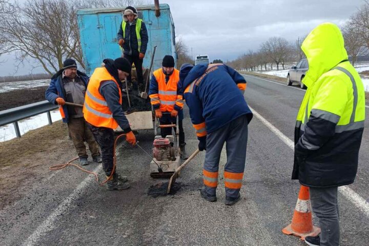 В Молдове проводятся работы по заделке ям холодным асфальтом на дорогах