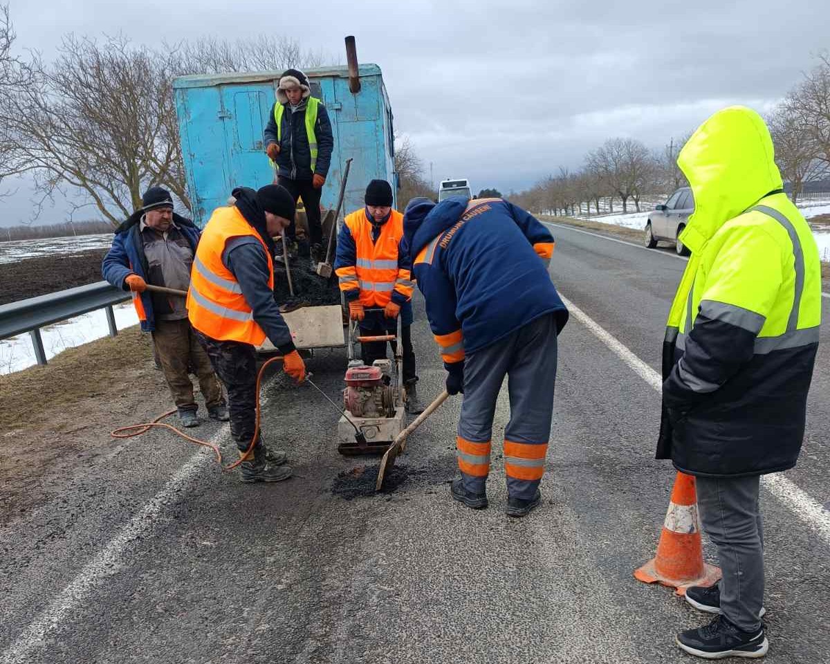 В Молдове проводятся работы по заделке ям холодным асфальтом на дорогах