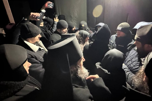 В селе Деренеу полиция задержала шесть человек после столкновений у церкви