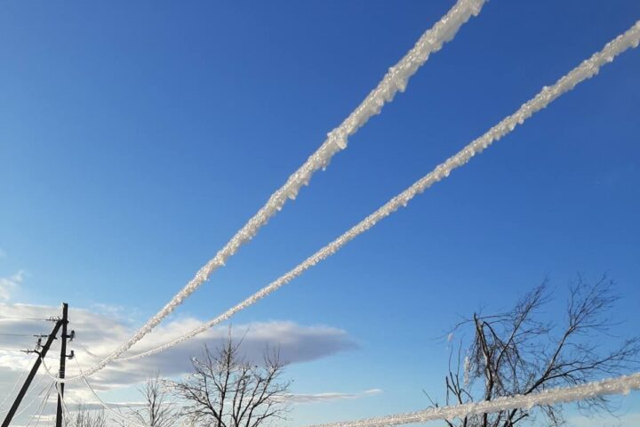 Все потребители, пострадавшие от обледенения 15–16 февраля, подключены к электросети снова; населению предостерегают о новых погодных опасностях