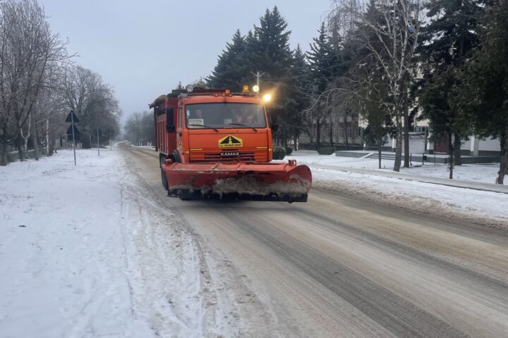 Затруднения на дорогах Молдовы из-за гололёда: дорожные службы работают круглосуточно