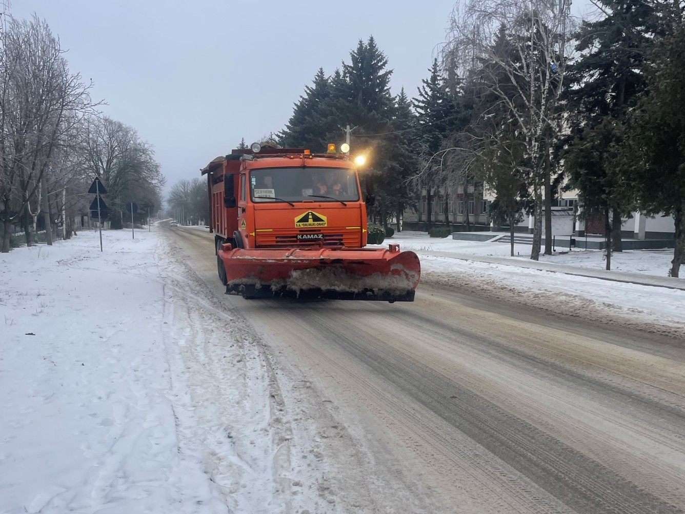 Затруднения на дорогах Молдовы из-за гололёда: дорожные службы работают круглосуточно