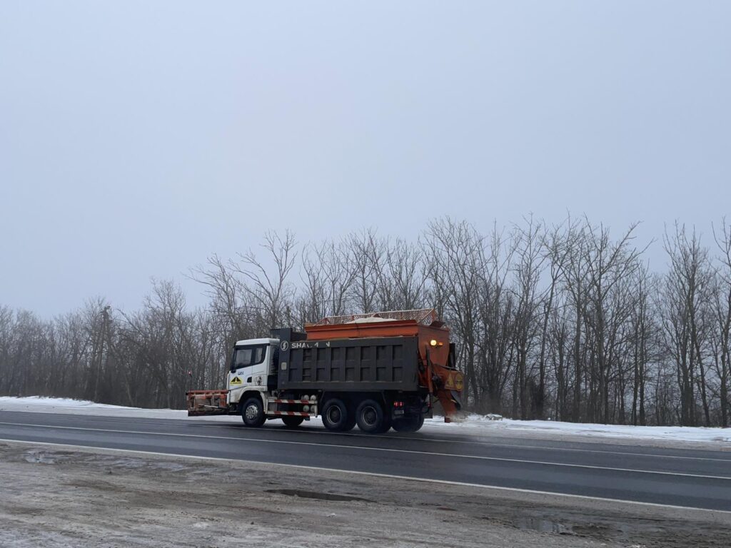 Затруднения на национальных дорогах Молдовы из-за гололёда: временные ограничения для тяжёлого транспорта