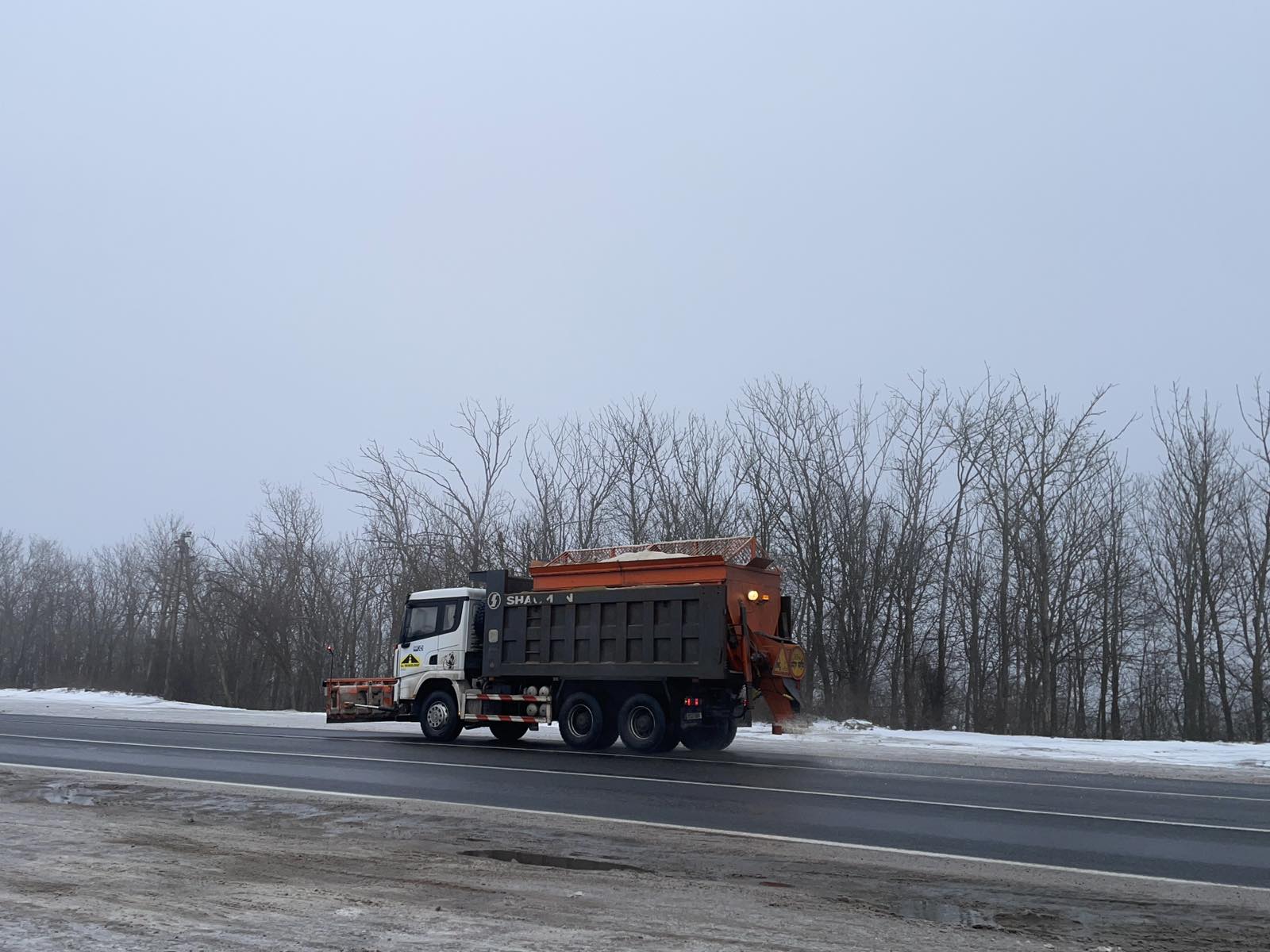 Затруднения на национальных дорогах Молдовы из-за гололёда: временные ограничения для тяжёлого транспорта