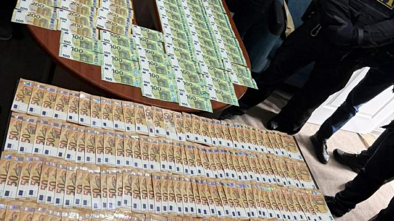 Четыре человека задержаны за вымогательство 40 тысяч евро для влияния на решение суда