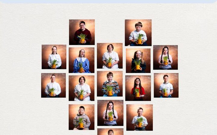 Дети с синдромом Дауна высаживают цветы для продвижения принятия и инклюзии