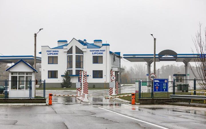 Контрабанда сигарет через таможню Липканы: задержаны пограничник и таможенник