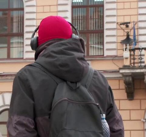 Медики предупреждают о рисках использования наушников для слуха