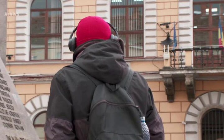 Медики предупреждают о рисках использования наушников для слуха