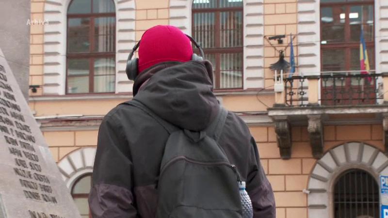 Медики предупреждают о рисках использования наушников для слуха