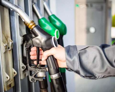 Министерство энергетики призывает автовладельцев избегать ненужных покупок топлива из-за нефтяного кризиса