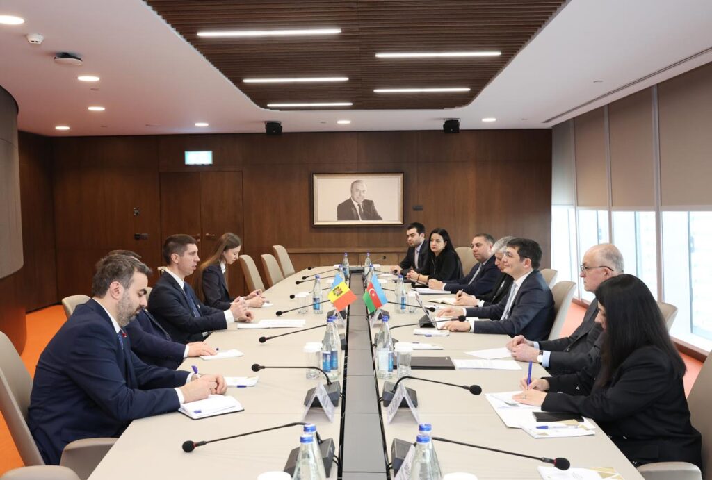 Министр Михай Попшой обсудил экономическое и энергетическое сотрудничество в Баку