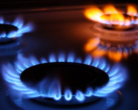 Потребители получили первые счета с пониженными тарифами на газ