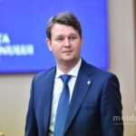 Повышение зарплат бюджетников не откладывается, заявил министр финансов