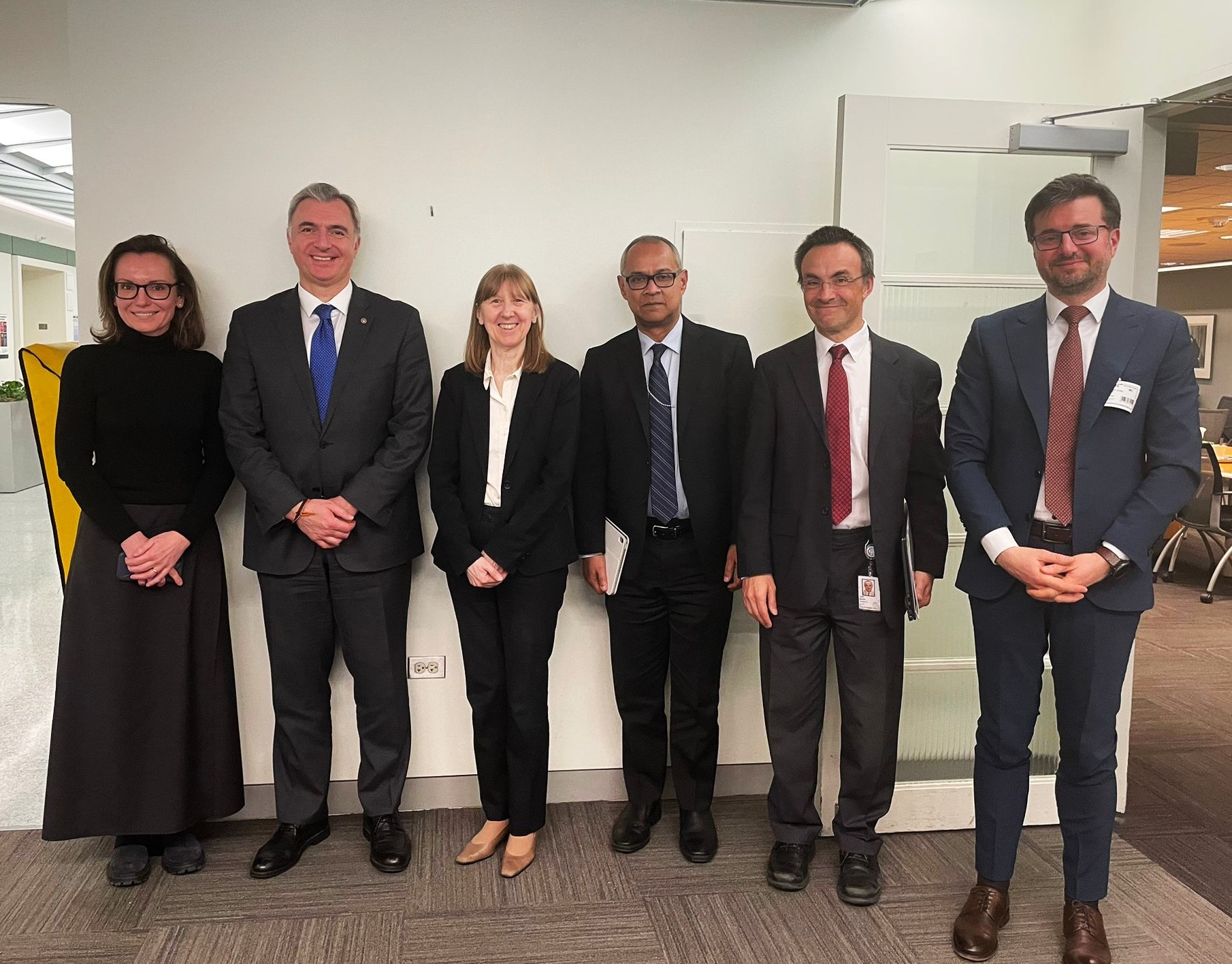 Вице-премьер Осмокеску обсудил в Вашингтоне сотрудничество с Всемирным банком