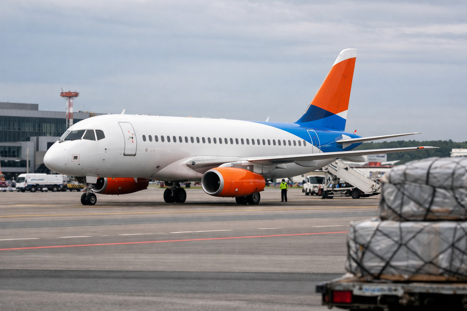 Авиакомпания 'Азимут' сократила чистую прибыль на 31% в условиях экономического кризиса