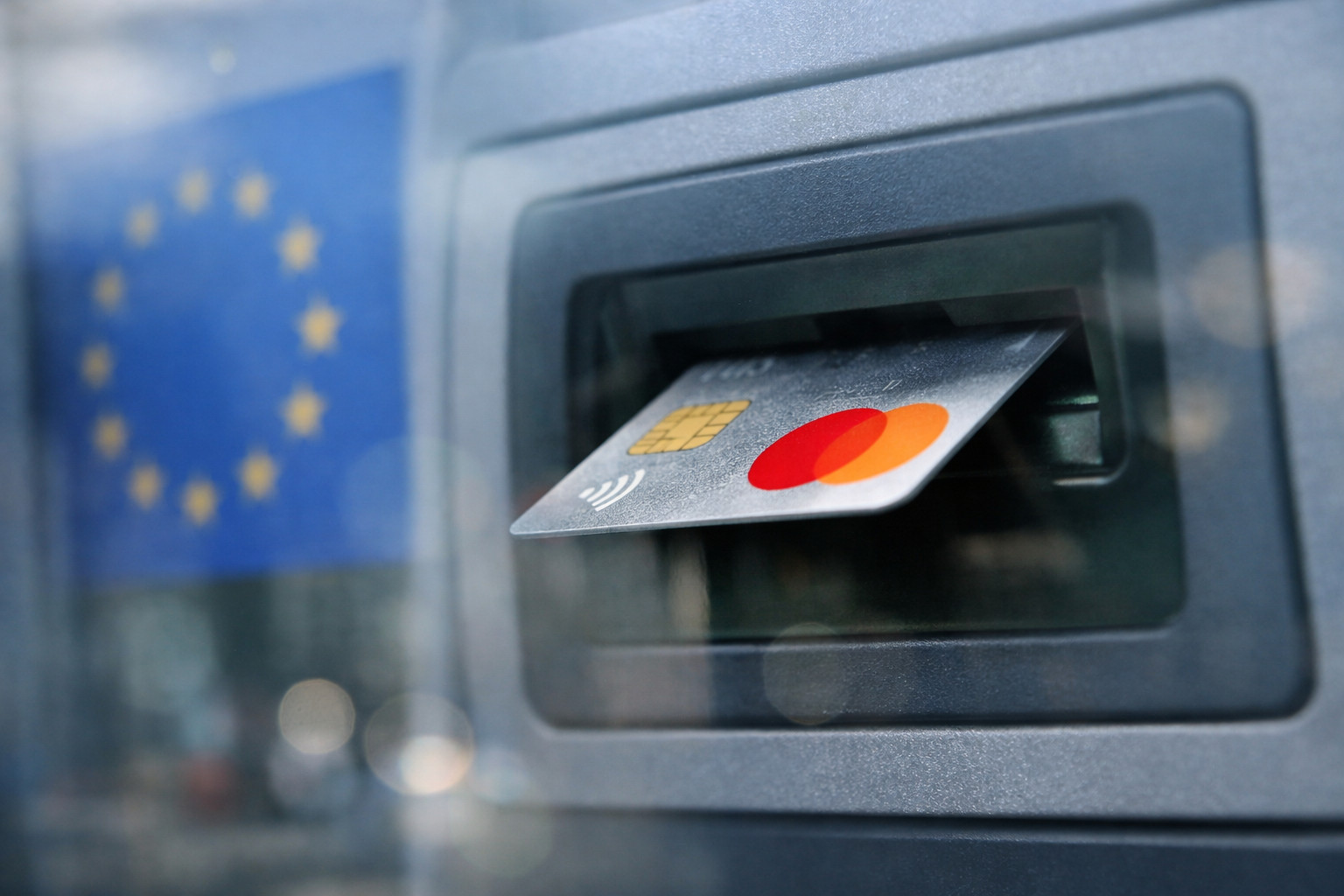 Евросоюз прекратил обслуживание карт Mastercard двух белорусских банков в 31 стране Европы