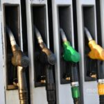 Цены на бензин и дизельное топливо продолжают снижаться в выходные дни