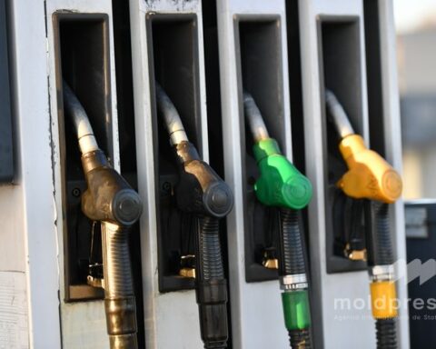 Цены на бензин и дизельное топливо продолжают снижаться в выходные дни