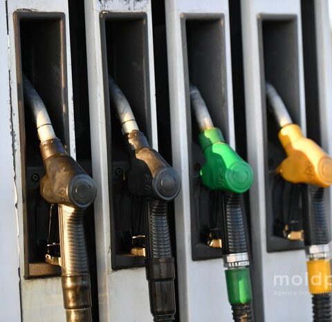 Цены на бензин и дизельное топливо продолжают снижаться в выходные дни