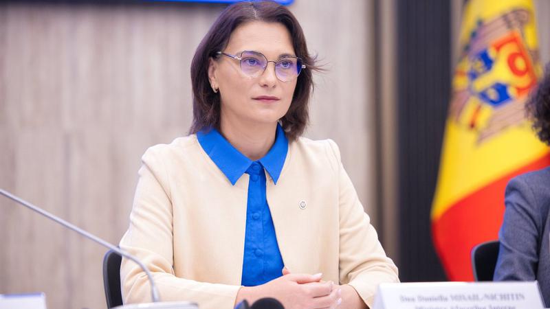 Министр внутренних дел поддерживает команду, расследующую дело о взятке в 400 тысяч долларов
