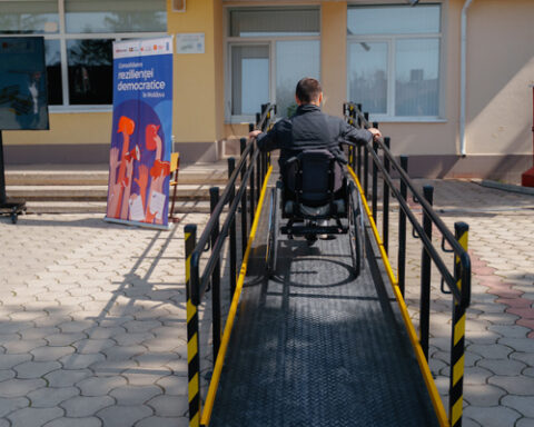 В общественных учреждениях Молдовы установят 30 пандусов для людей с ограниченными возможностями