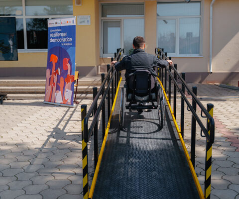 В общественных учреждениях Молдовы установят 30 пандусов для людей с ограниченными возможностями