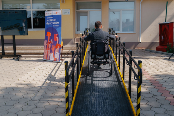В общественных учреждениях Молдовы установят 30 пандусов для людей с ограниченными возможностями