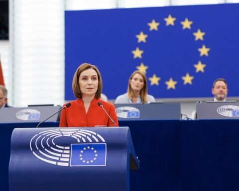 Инцидент в Европарламенте: Ризя прервал выступление Санду