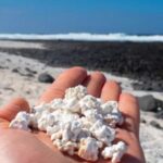 На пляже в Канарах нашли необычные белые образования, напоминающие попкорн