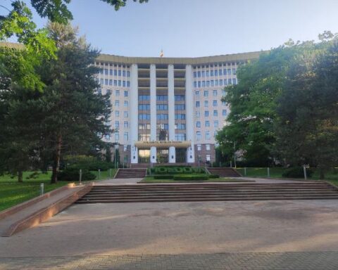 Парламент Молдовы одобрил требование к депутатам говорить на румынском языке