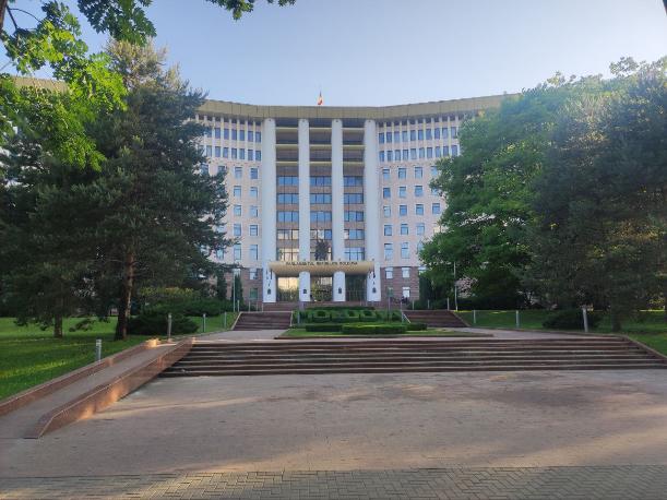 Парламент Молдовы одобрил требование к депутатам говорить на румынском языке