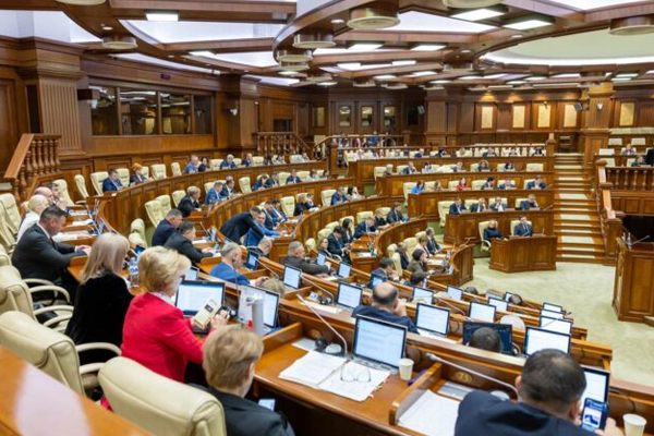 Парламент утвердил новые правила наказания водителей иностранных автомобилей за нарушения ПДД в Молдове