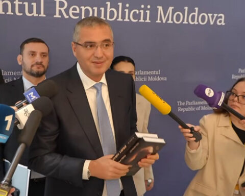 Ренато Усатый подарил депутатам книги о развитии Сингапура