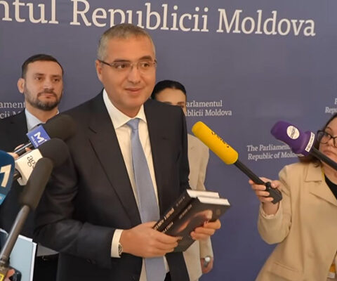Ренато Усатый подарил депутатам книги о развитии Сингапура