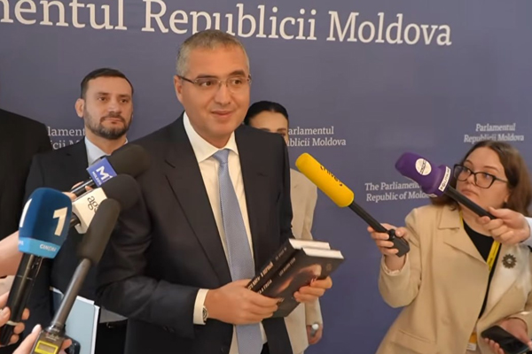 Ренато Усатый подарил депутатам книги о развитии Сингапура