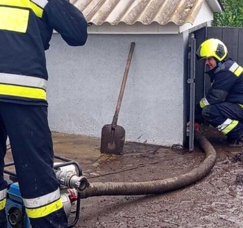 Спасатели провели работы по откачке воды после сильных дождей в Молдове
