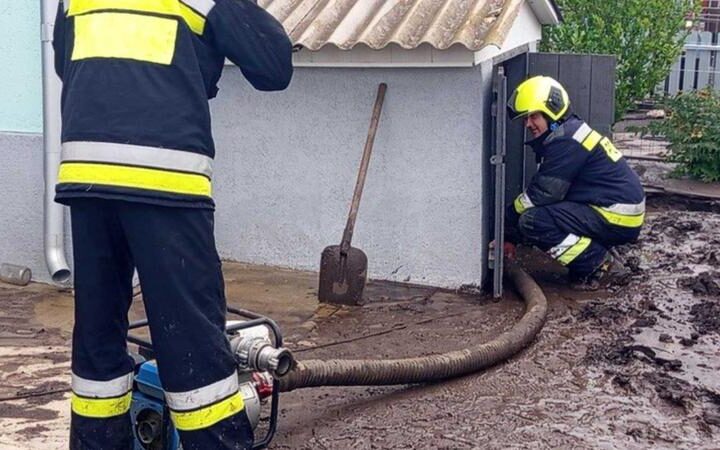 Спасатели провели работы по откачке воды после сильных дождей в Молдове