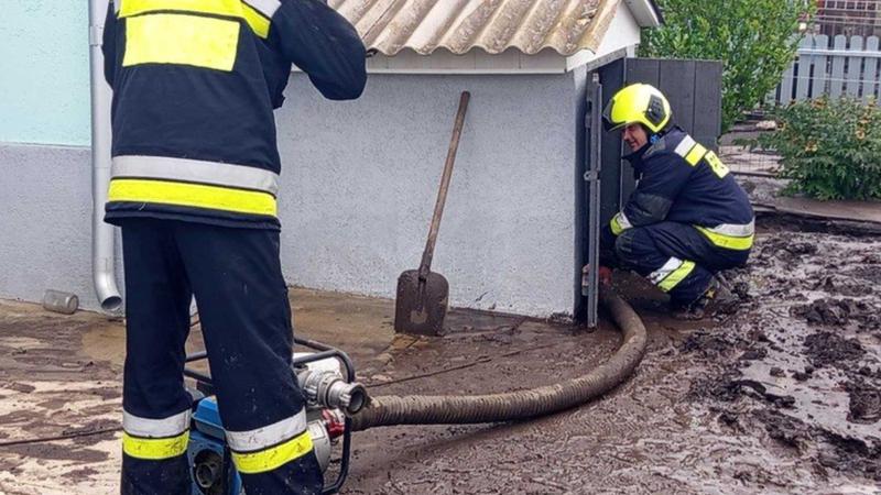 Спасатели провели работы по откачке воды после сильных дождей в Молдове