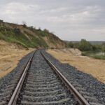 Специалисты проверяют железнодорожную инфраструктуру и устанавливают датчики мониторинга после дождей