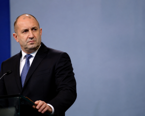 премьер Болгарии радев выступил против санкций ЕС, угрожающих экономике страны