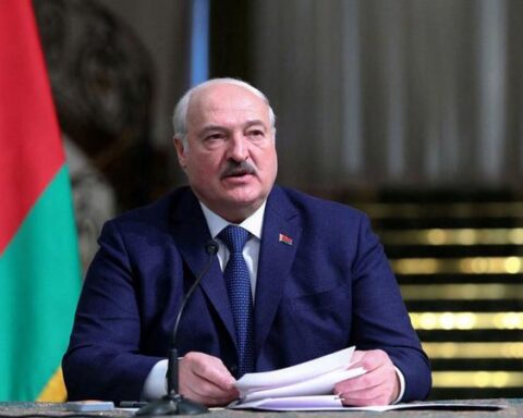 Лукашенко: обе стороны в конфликте России и Украины истощают ресурсы