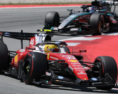 Льюис Хэмилтон одержал первую победу за Скудерию Феррари в Формуле 1