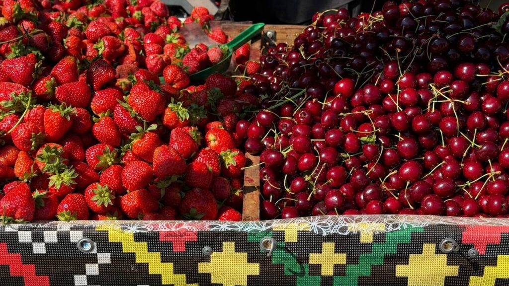 На молдавских рынках появились сезонные фрукты и овощи, представлены основные цены
