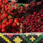 На молдавских рынках появились сезонные фрукты и овощи, представлены основные цены