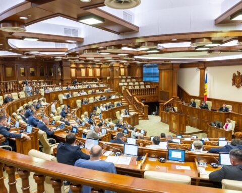 Парламент устанавливает новые правила оценки минимальной заработной платы