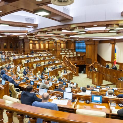 Парламент устанавливает новые правила оценки минимальной заработной платы
