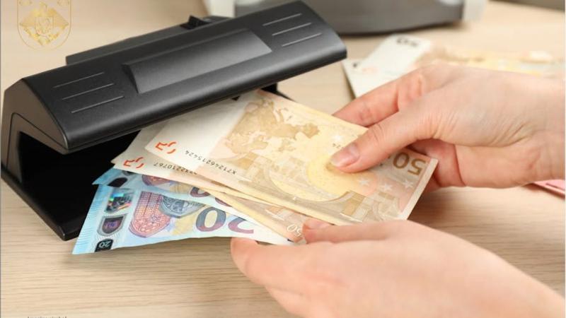 Пассажирка оштрафована на 95.000 леев за сокрытие денег в аэропорту Кишинева
