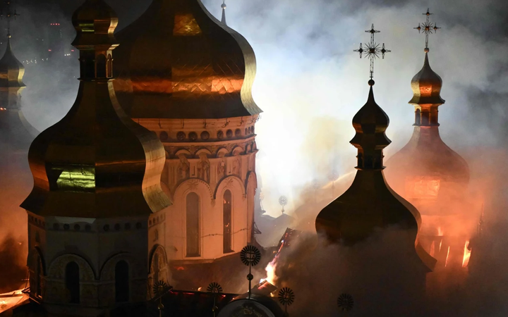 Пожар в Киево-Печерской лавре после удара России: четыре человека погибли